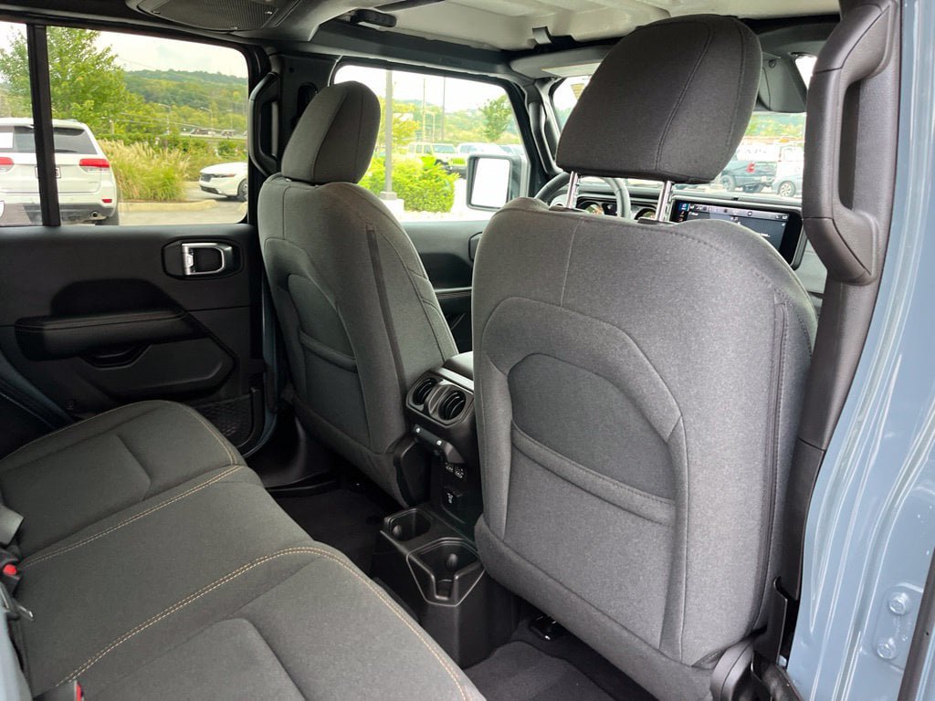 Used 2026 Jeep Wrangler Unlimited Sahara AWD/4WD image 23