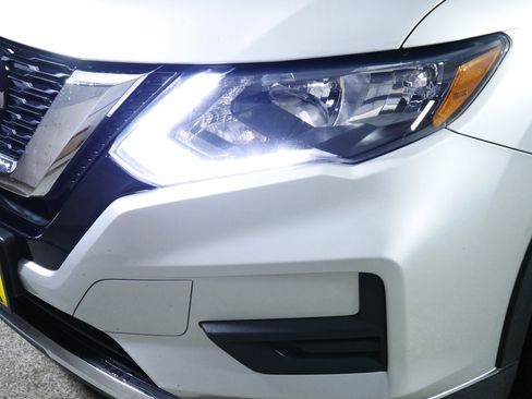 Used 2019 Nissan Rogue SV image 16