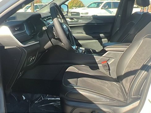 New 2025 Jeep Grand Cherokee Altitude image 15