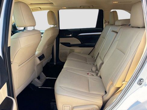 Used 2019 Toyota Highlander XLE image 23