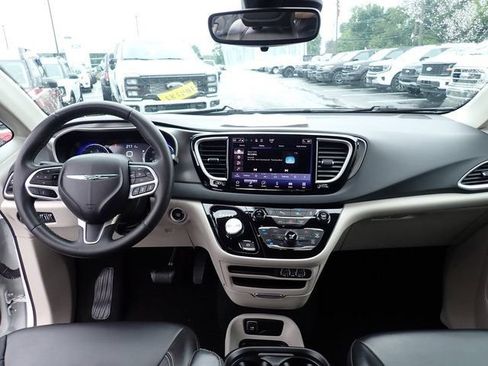 Used 2023 Chrysler Pacifica Touring-L FWD image 20