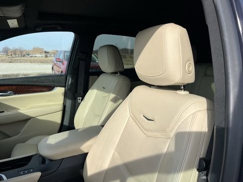 Used 2018 Cadillac XT5 Luxury w/ Driver Awareness Package image 11