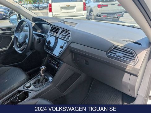 Used 2024 Volkswagen Tiguan SE AWD/4WD image 31