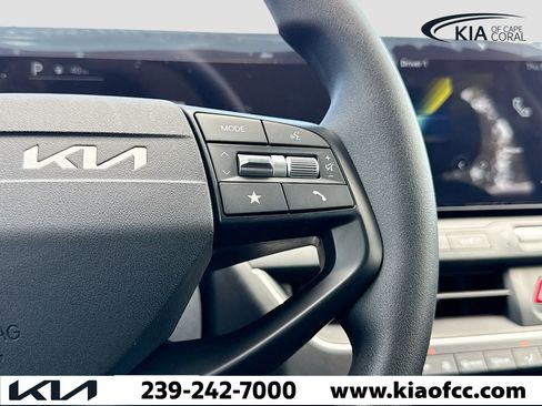 New 2025 Kia K4 LXS image 33