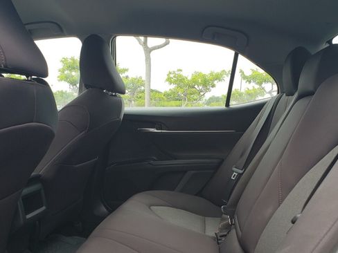 Used 2018 Toyota Camry LE FWD image 12
