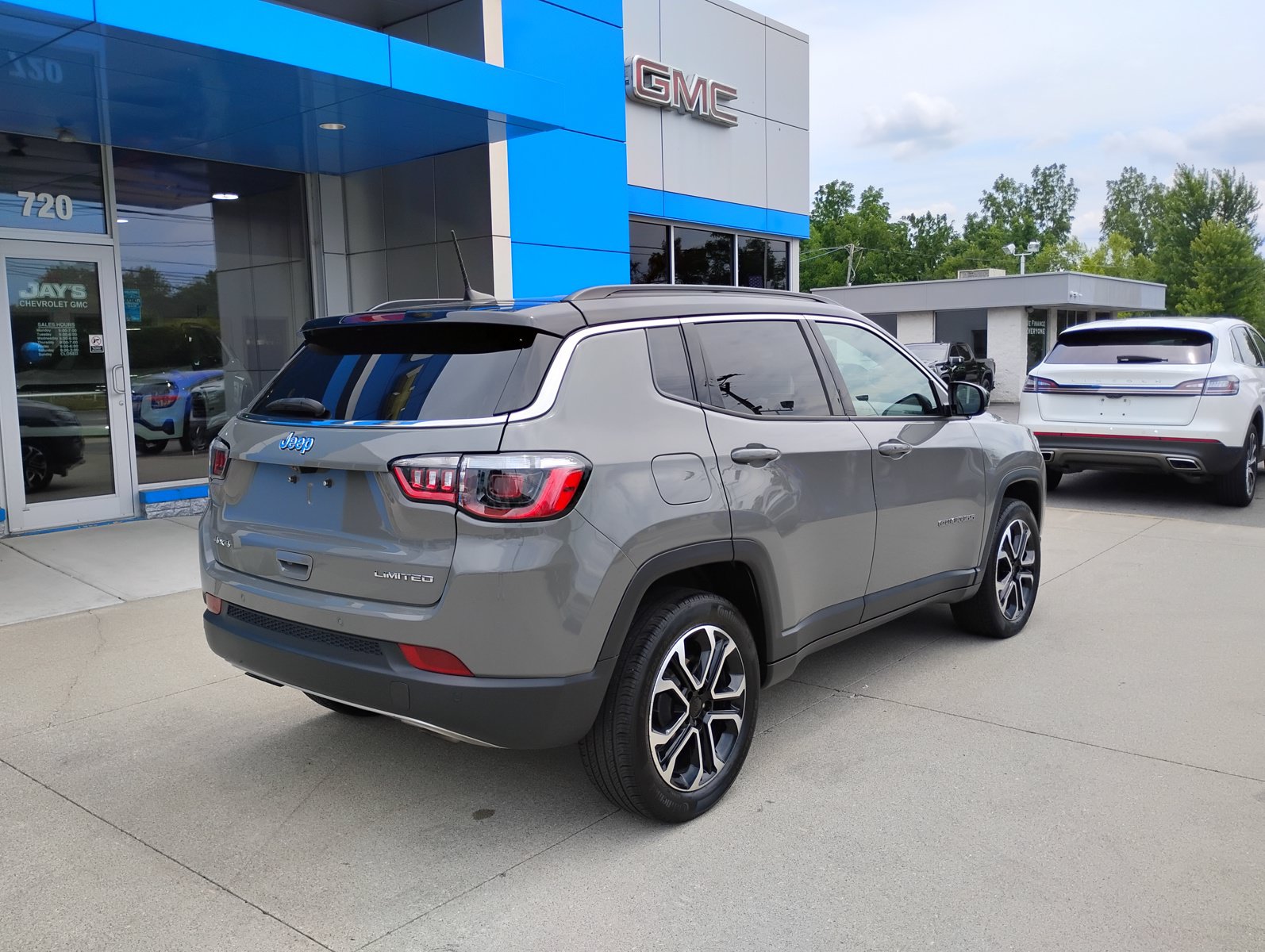 Used 2023 Jeep Compass Limited AWD/4WD image 7