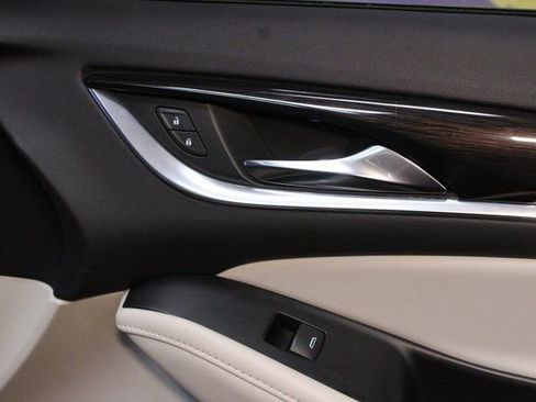 Used 2022 Buick Enclave Essence image 9