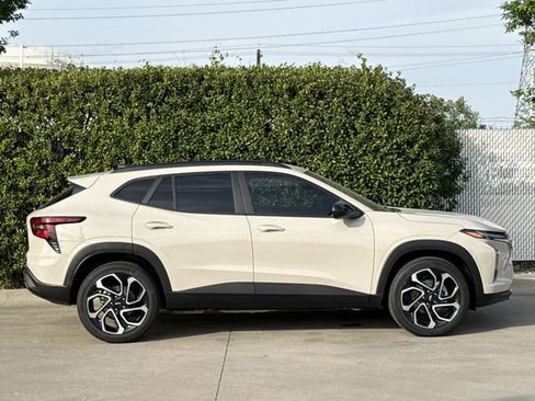 New 2026 Chevrolet Trax RS w/ Sunroof Package FWD image 3