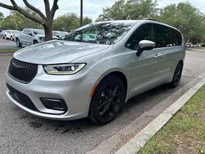Used 2023 Chrysler Pacifica Touring-L w/ Uconnect Theater Family Group