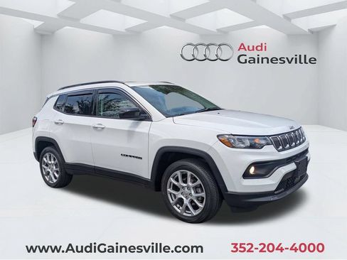 Used 2022 Jeep Compass Latitude w/ Sun and Sound Group AWD/4WD image 1