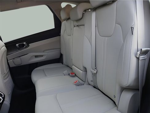 Used 2025 Kia Sorento S image 25