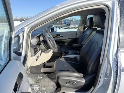 Used 2023 Chrysler Pacifica Touring-L image 11