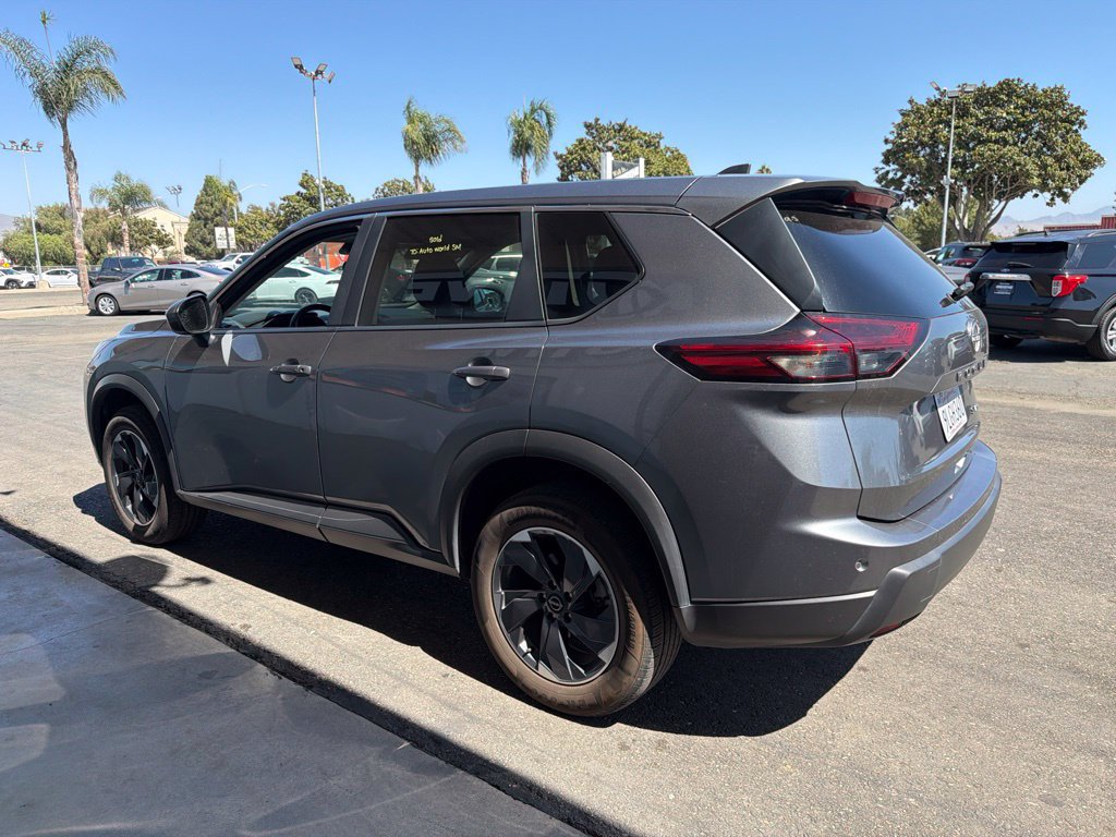 Used 2024 Nissan Rogue SV AWD/4WD image 3