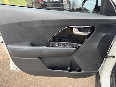 Used 2022 Kia Niro EX Premium FWD image 16