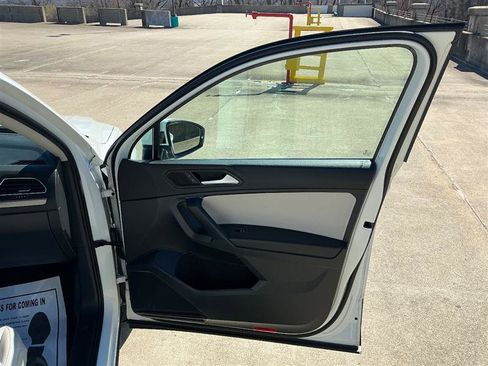 Used 2021 Volkswagen Tiguan SEL image 30