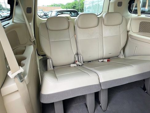 Used 2008 Chrysler Town & Country Limited image 25