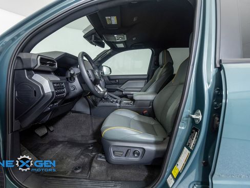 Used 2025 Toyota 4Runner Trailhunter image 11