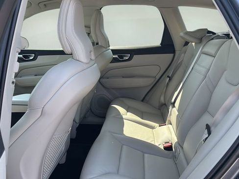 Used 2021 Volvo XC60 T5 Momentum AWD/4WD image 17