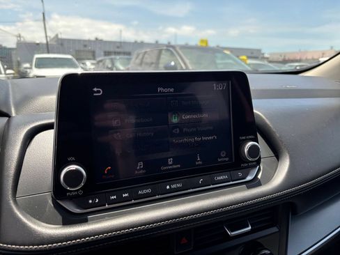 Used 2025 Nissan Rogue SV FWD image 20