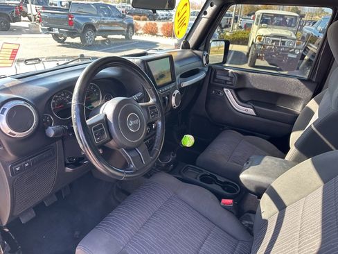Used 2012 Jeep Wrangler Rubicon w/ PWR Convenience Group image 13
