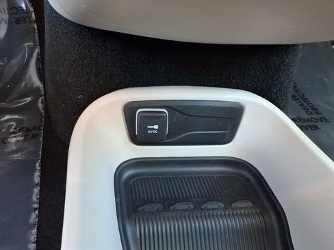 Used 2024 Chrysler Pacifica Touring-L image 19