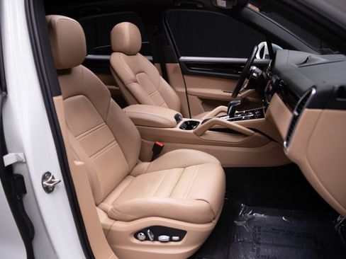 Used 2021 Porsche Cayenne AWD/4WD image 10