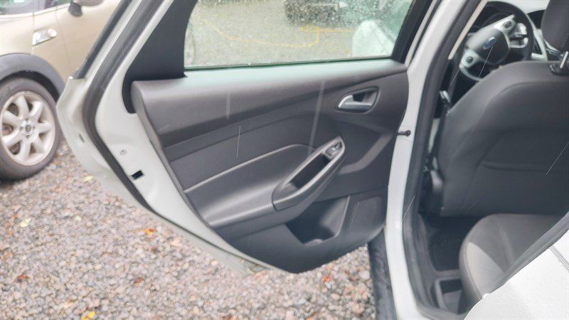 Used 2014 Ford Focus SE w/ SE Winter Package FWD image 9