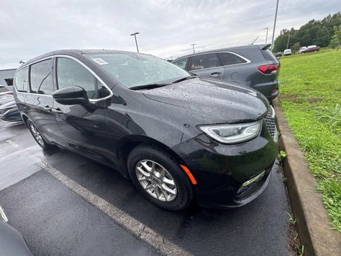 Used 2023 Chrysler Pacifica Touring FWD image 5