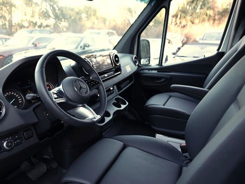 Used 2024 Mercedes-Benz eSprinter 170 Cargo image 3