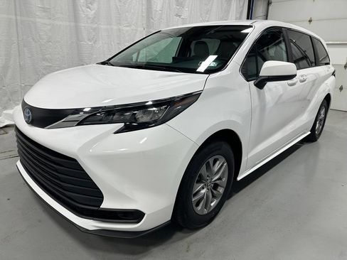 Used 2025 Toyota Sienna LE FWD image 3
