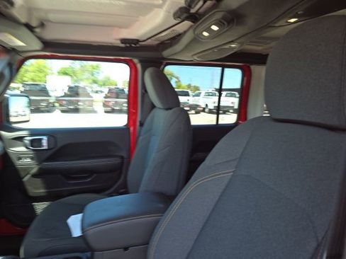 Used 2025 Jeep Wrangler Sahara image 8