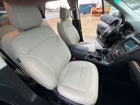 Used 2017 Ford Explorer Platinum image 32