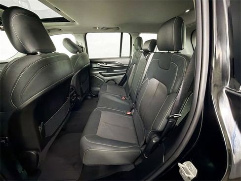 Used 2023 Jeep Grand Cherokee Laredo image 23