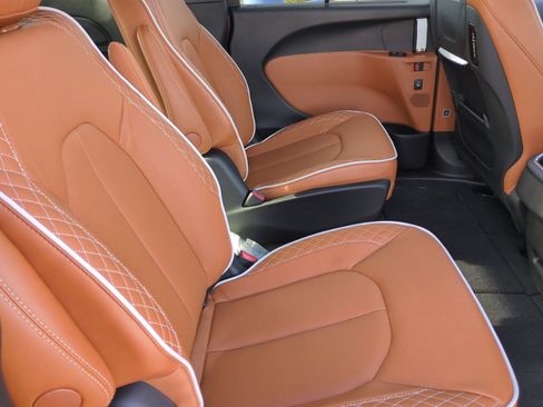 New 2026 Chrysler Pacifica Pinnacle image 18