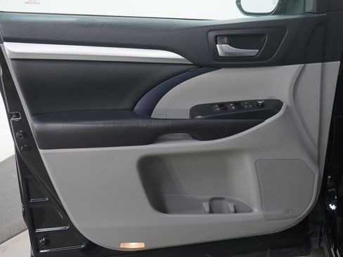 Used 2019 Toyota Highlander XLE image 23