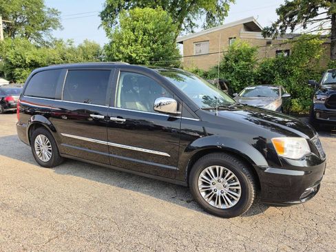 Used 2013 Chrysler Town & Country Touring-L w/ Entertainment Group #2 FWD image 6