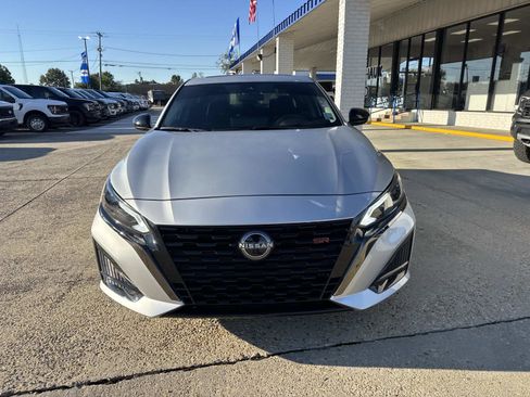 Used 2023 Nissan Altima 2.5 SR w/ SR Premium Package image 2