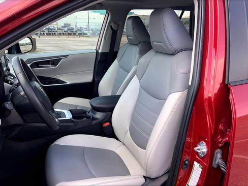 Used 2021 Toyota RAV4 XLE Premium FWD image 8