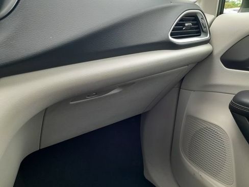 Used 2023 Chrysler Pacifica Touring-L FWD image 29