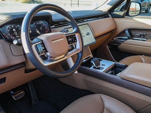 Certified 2025 Land Rover Range Rover SE image 30