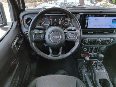 Used 2024 Jeep Gladiator Mojave w/ Technology Group AWD/4WD image 16