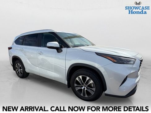 Used 2023 Toyota Highlander XLE AWD/4WD image 6