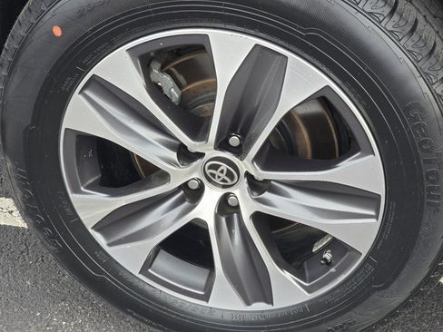 Used 2021 Toyota Highlander XLE image 12