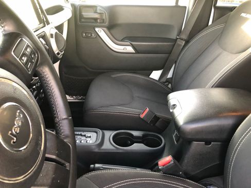 Used 2016 Jeep Wrangler Unlimited Rubicon w/ Connectivity Group image 21