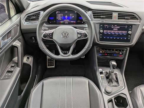 Used 2022 Volkswagen Tiguan SE R-Line image 15