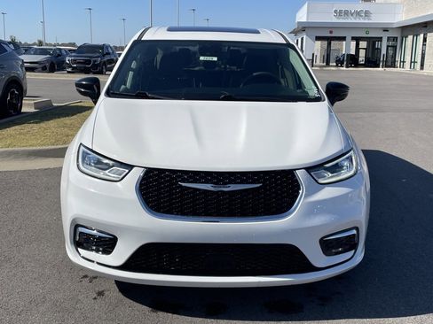 Used 2024 Chrysler Pacifica Limited image 2