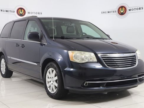 Used 2013 Chrysler Town & Country Touring FWD image 19