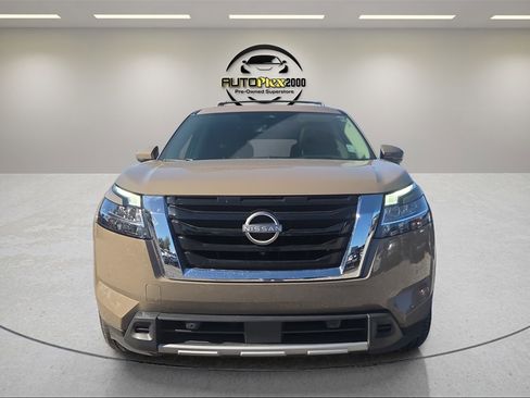 Used 2023 Nissan Pathfinder Platinum image 2