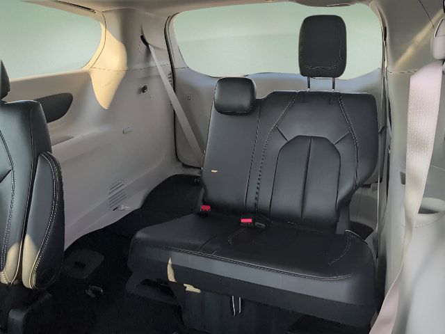 Used 2023 Chrysler Pacifica Touring-L FWD image 12