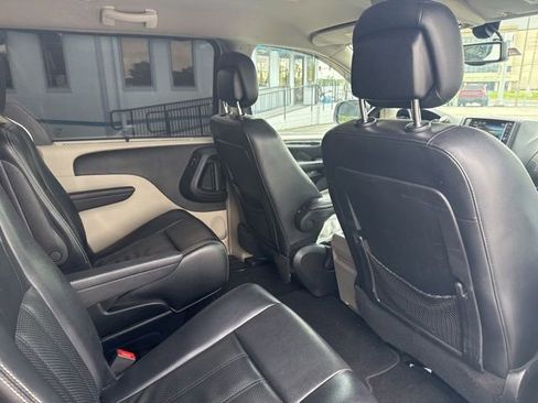 Used 2015 Chrysler Town & Country Touring-L FWD image 7